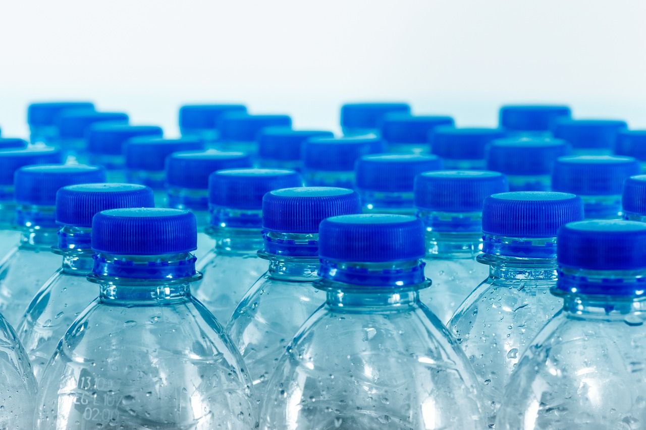 Вода из бутылок содержит больше пластика, чем считали ученые